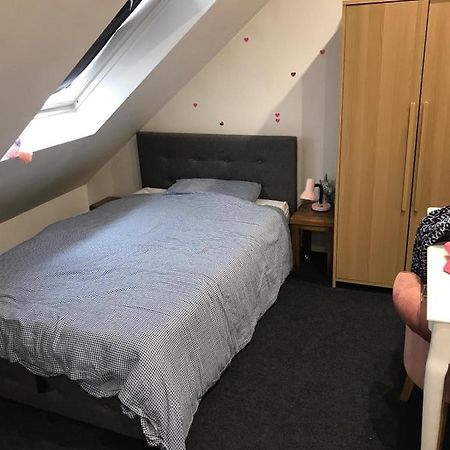 2 X Double Rooms In Cheam Экстерьер фото