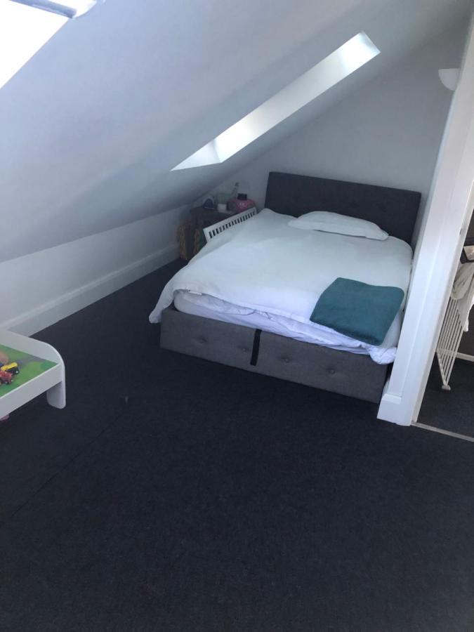 2 X Double Rooms In Cheam Экстерьер фото