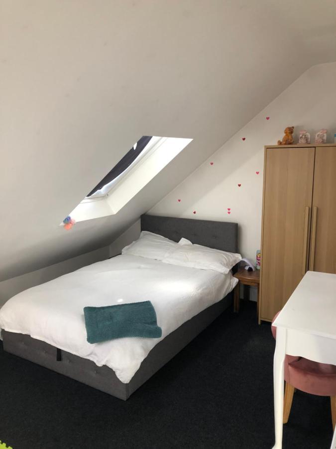 2 X Double Rooms In Cheam Экстерьер фото